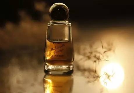 what??？“香”艷的美女成了辦公室污染源，甲醛治理非常必要！