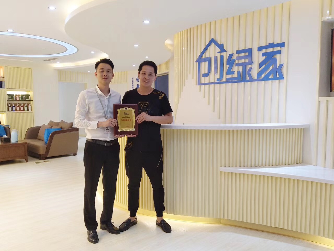 熱烈祝賀成都劉總簽約創(chuàng)綠家！