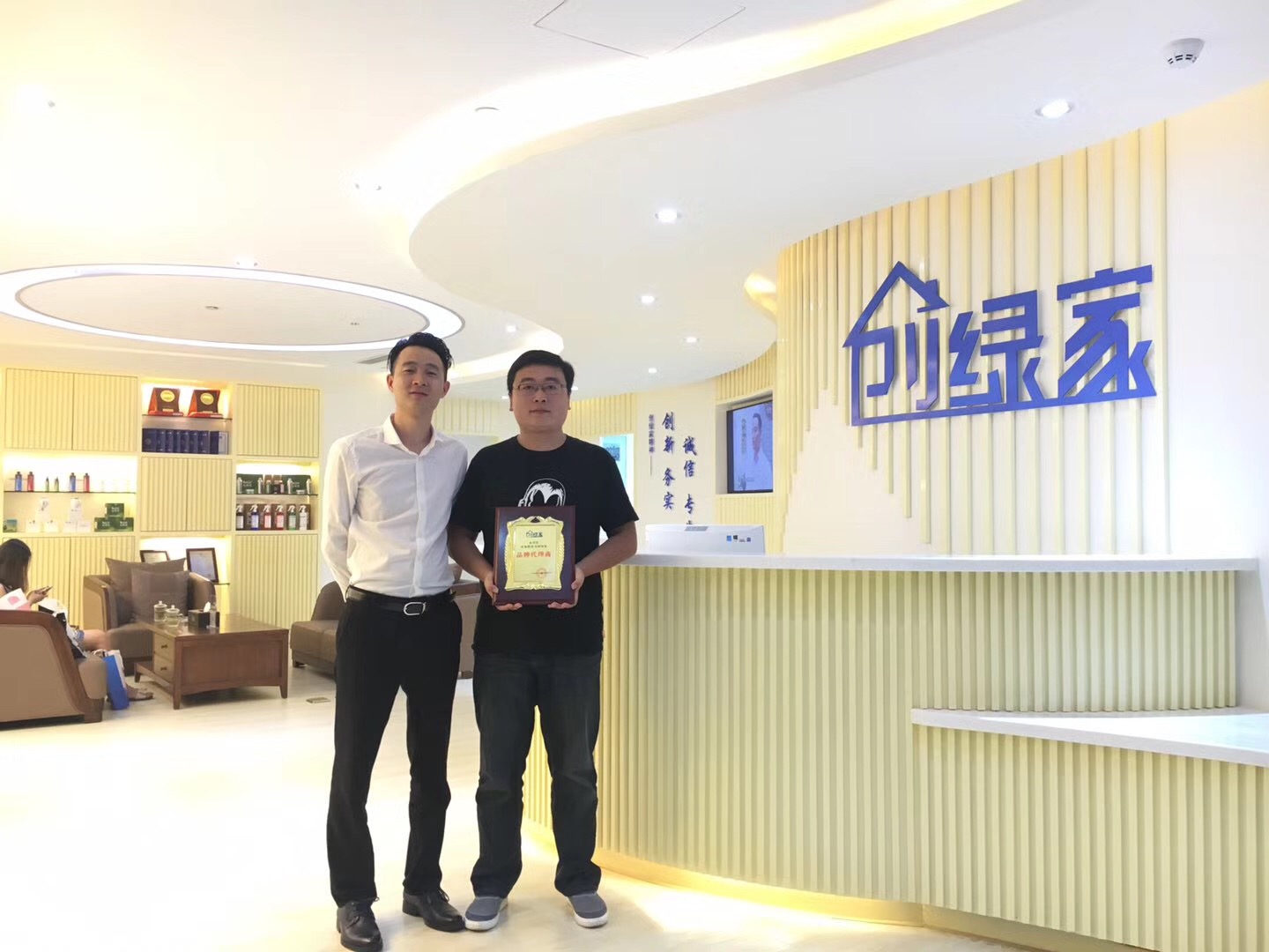 熱烈祝賀張總簽約創(chuàng)綠家四川省縣級市代理！