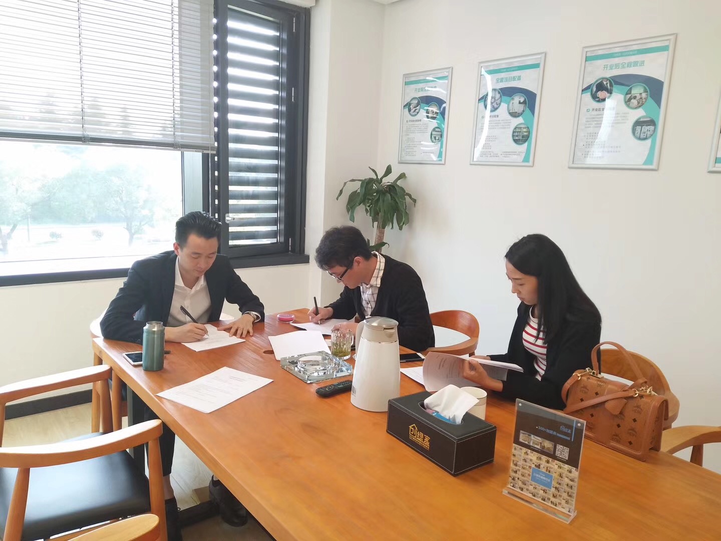 熱烈祝賀陳總夫婦簽約創(chuàng)綠家紹興市縣級代理！