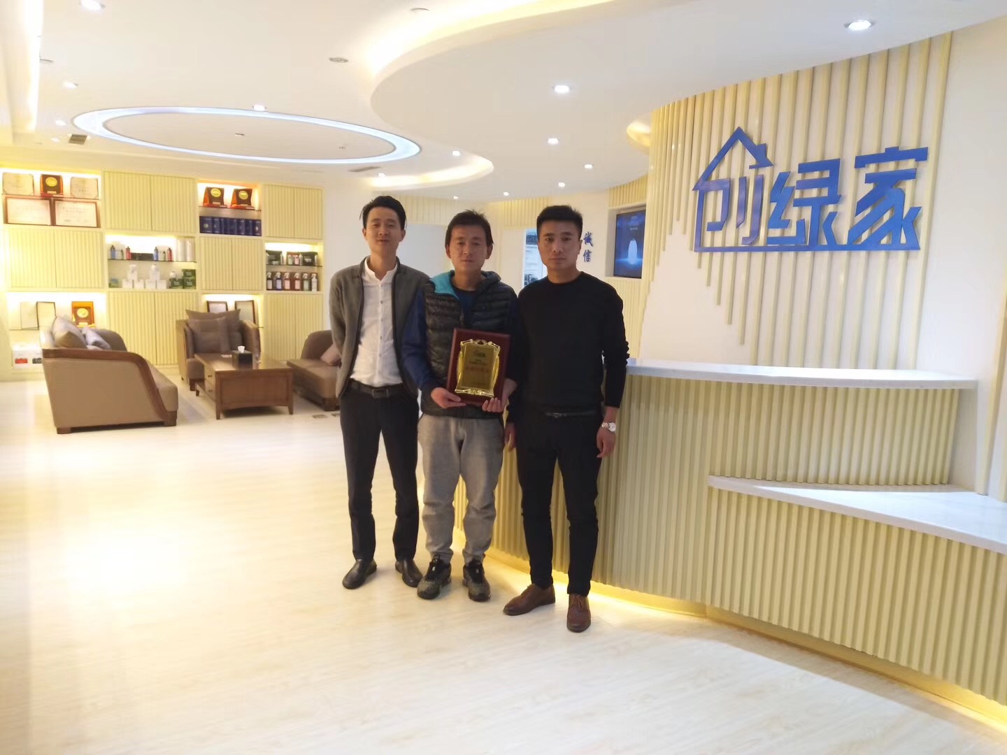 李總、逯總原來(lái)從事穩(wěn)定的事業(yè)，也是我們?cè)砩痰暮献骰锇?，自己也曾?jīng)參與過(guò)治理項(xiàng)目。從中發(fā)現(xiàn)利潤(rùn)、業(yè)務(wù)量都很可觀，于是單飛接自己當(dāng)?shù)氐臉I(yè)務(wù)。兩位非常相信創(chuàng)綠家，早在考察之前就已經(jīng)把店面安排好了，順利牽手創(chuàng)綠家！  李總、逯總與公司合影 感謝李總、逯總對(duì)創(chuàng)綠家的信任和支持，祝兩位生意興隆、財(cái)源廣進(jìn)！