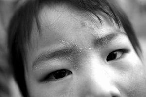 專業(yè)和非專業(yè)有啥區(qū)別？“三無”除甲醛公司致一家三口灼傷眼睛