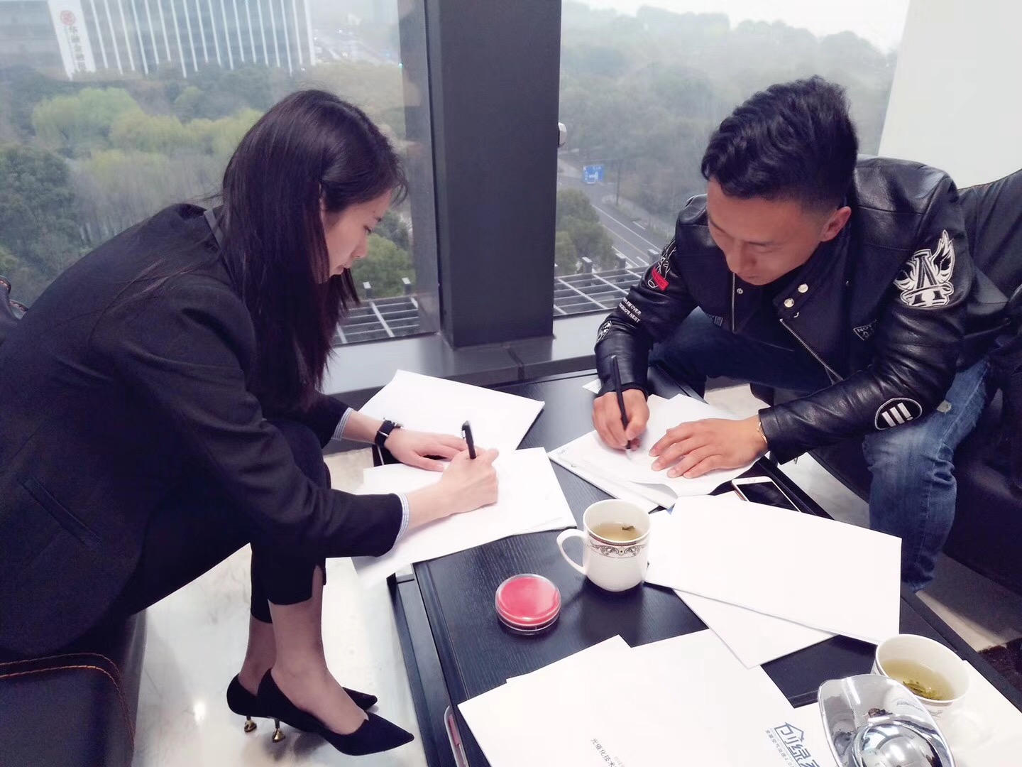 熱烈祝賀張總父子簽約創(chuàng)綠家江蘇省市級代理！