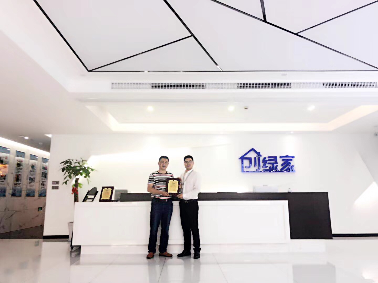 熱烈祝賀鄧總簽約創(chuàng)綠家成都市區(qū)級(jí)代理！