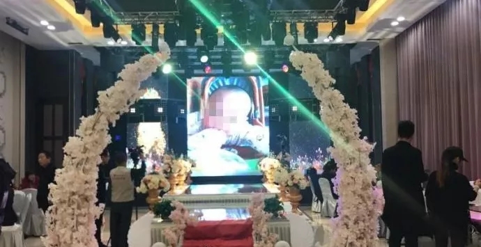 4歲男孩和媽媽辦“婚禮”，真相令人淚崩！