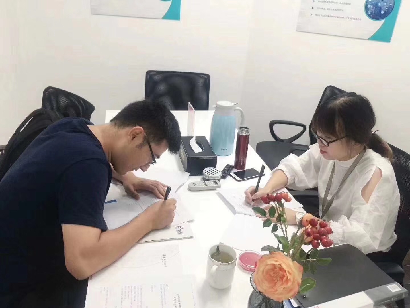 熱烈祝賀何總簽約創(chuàng)綠家塔城市縣級代理！