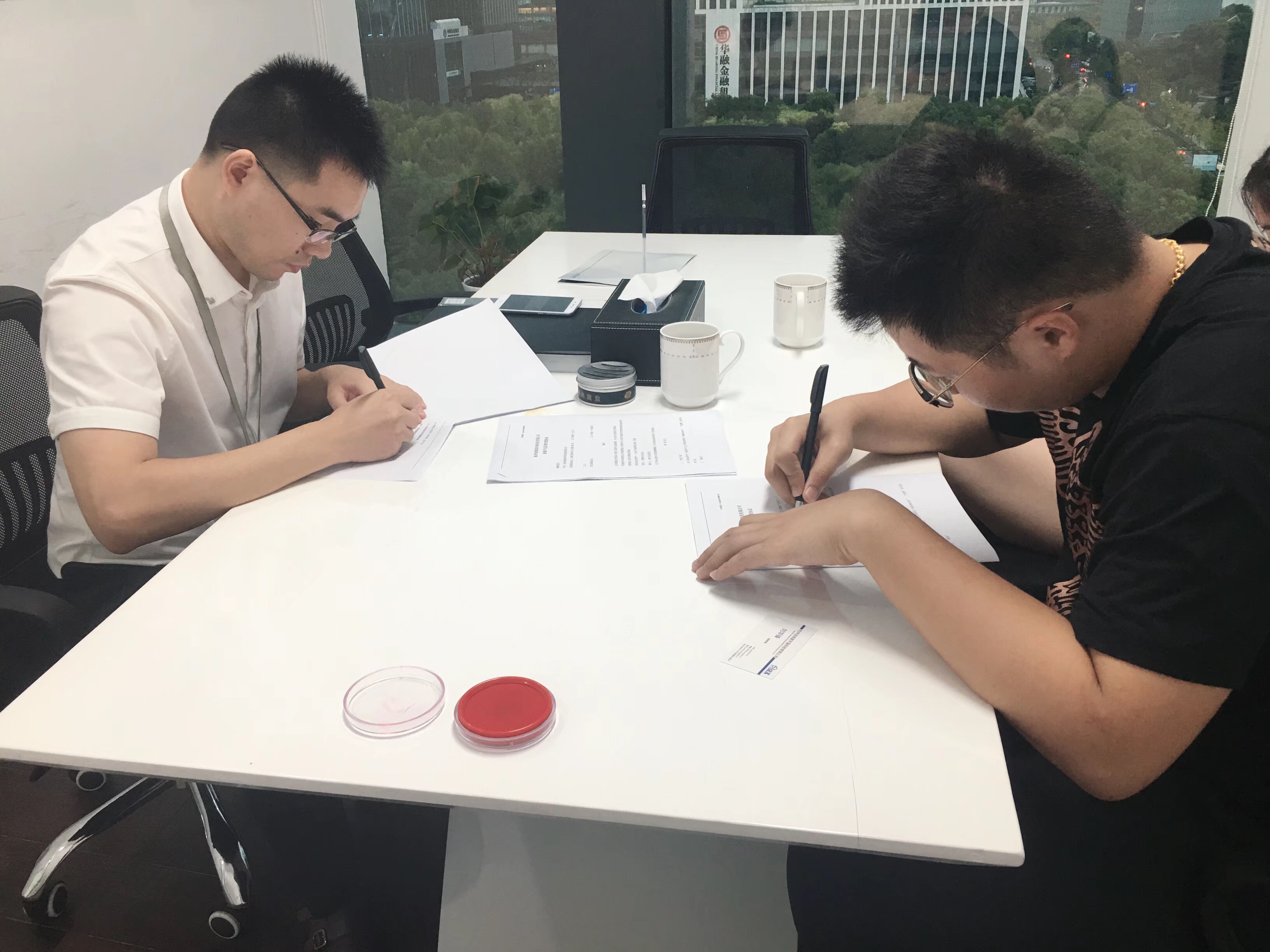 熱烈祝賀劉總夫婦簽約創(chuàng)綠家常州市縣級代理！