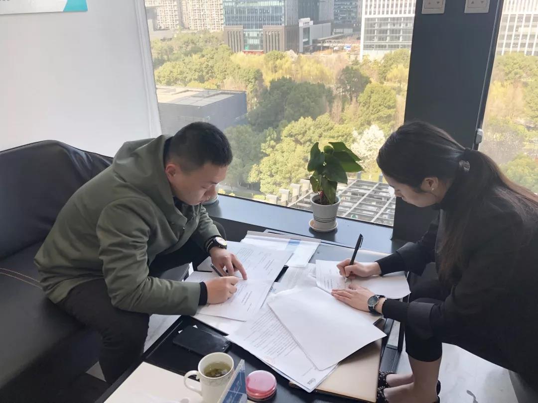 彭總之前是在國企上班，現(xiàn)在選擇自己創(chuàng)業(yè)，自己做過多方面的了解，千里迢迢來考察，注重公司實力、扶持力度和產(chǎn)品效果，對這個行業(yè)也是非常有信心，在我們除醛技術(shù)交流峰會現(xiàn)場果斷簽約！