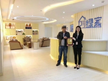 熱烈祝賀何總簽約創(chuàng)綠家上海市區(qū)級(jí)代理！