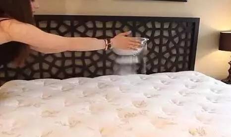 南京美女睡了10年的床墊，掀開后把全家人都嚇傻了……