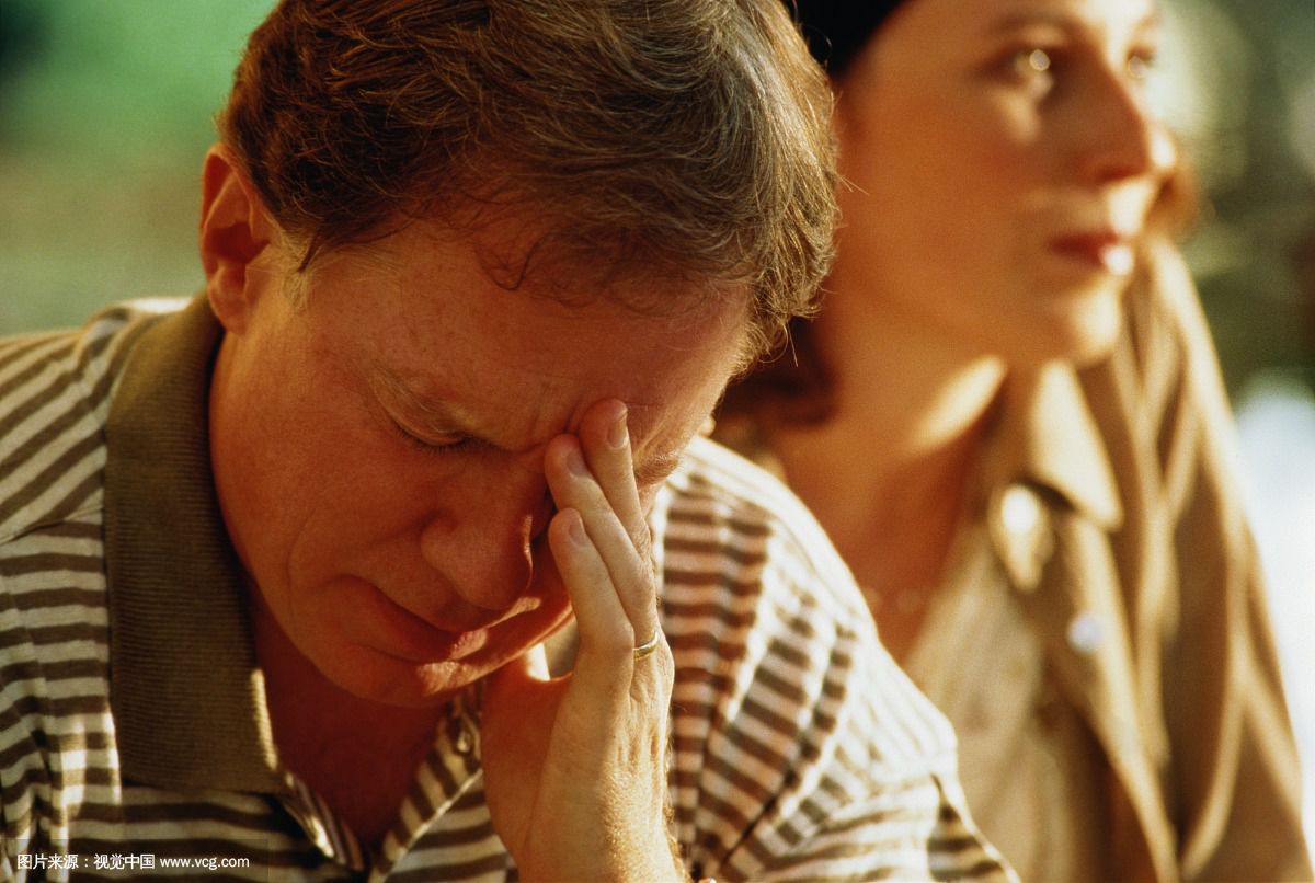 前段時(shí)間，王先生家中房子裝修。入住沒(méi)多久王先生就感覺(jué)自己身體出現(xiàn)了一些異樣，時(shí)常感到胸悶氣短、呼吸不暢，嚴(yán)重的時(shí)候還會(huì)出現(xiàn)短時(shí)間的暈眩。王先生以為是自己的身體出現(xiàn)了什么狀況便跑到家附近的診所詢問(wèn)。醫(yī)生一看便問(wèn)王先生家中最近是否裝修，王先生感覺(jué)很詫異。醫(yī)生說(shuō)這樣的癥狀是典型的甲醛中毒。王先生就咨詢了除甲醛公司如何清除新房裝修后殘留的甲醛？